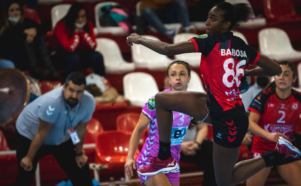 Shandy Barbosa, en un encuentro con el Balonmano Morvedre. 