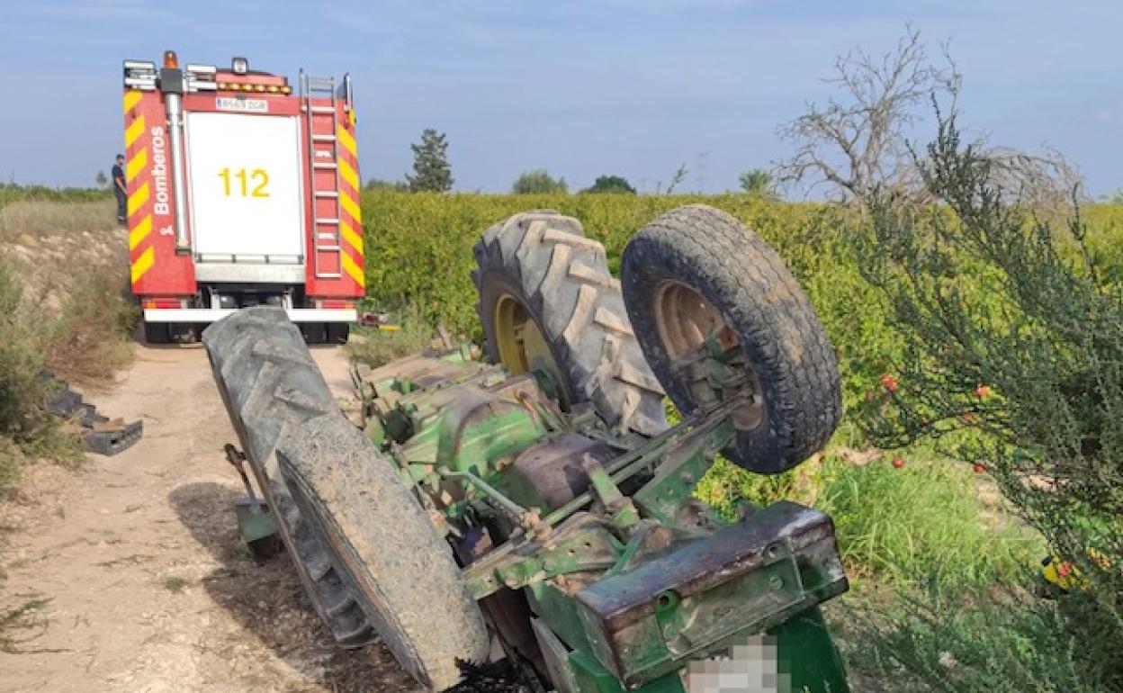 Imagen del tractor siniestrado ayer en Albatera. 