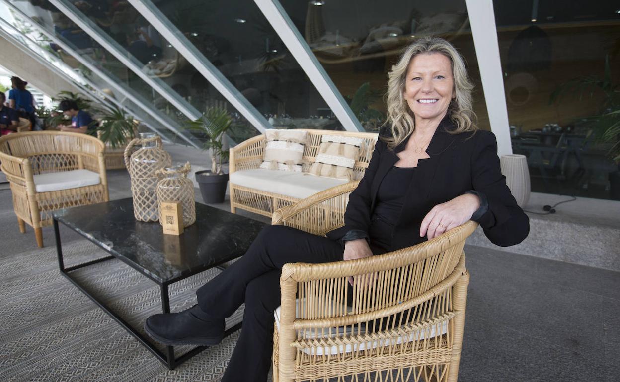 Susana Lozano, en el restaurante Contrapunto que ha remodelado, ubicado en los bajos del Palau de les Arts.