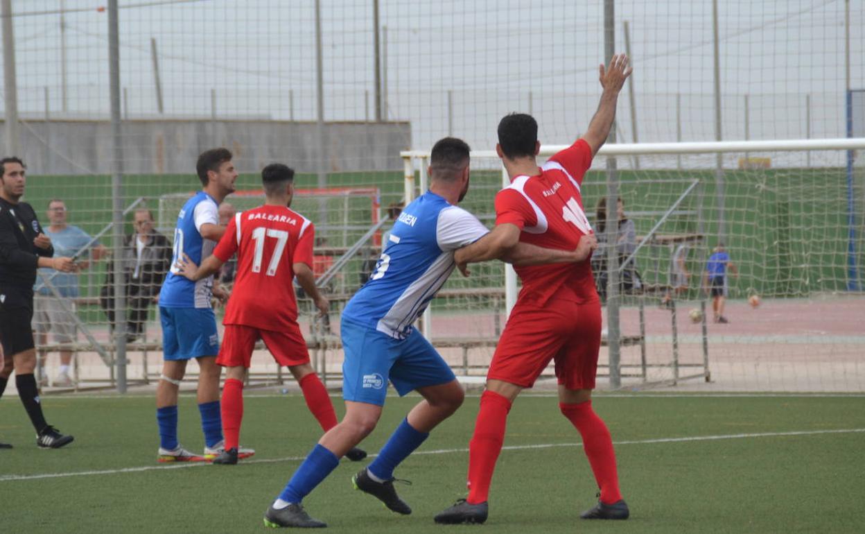 El dianense Elias marcando a un jugador de Promesas Sueca. 