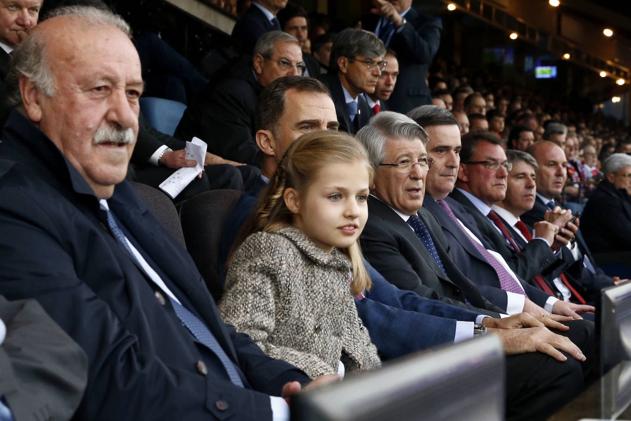El ex seleccionador nacional de fútbol Vicente Del Bosque, junto a la infanta Leonor y el rey Felipe VI, durante el partido entre el Atlético y el Bayern Munich en semifinales de la Liga de Campeones del 27 de abril de 2016. 