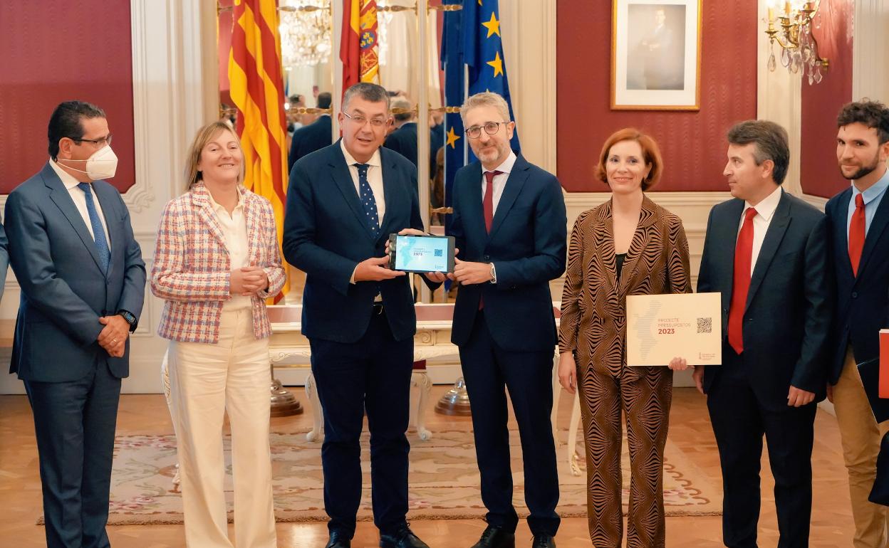 Arcadi España entrega los presupuestos al presidente de Les Corts, Enric Morera. 