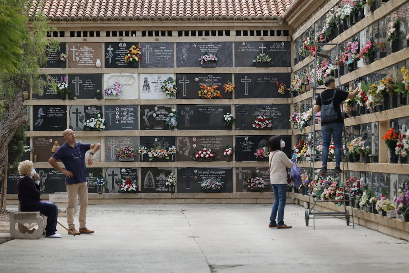 Los cementerios se empiezan a preparar para la festividad de Todos los Santos.