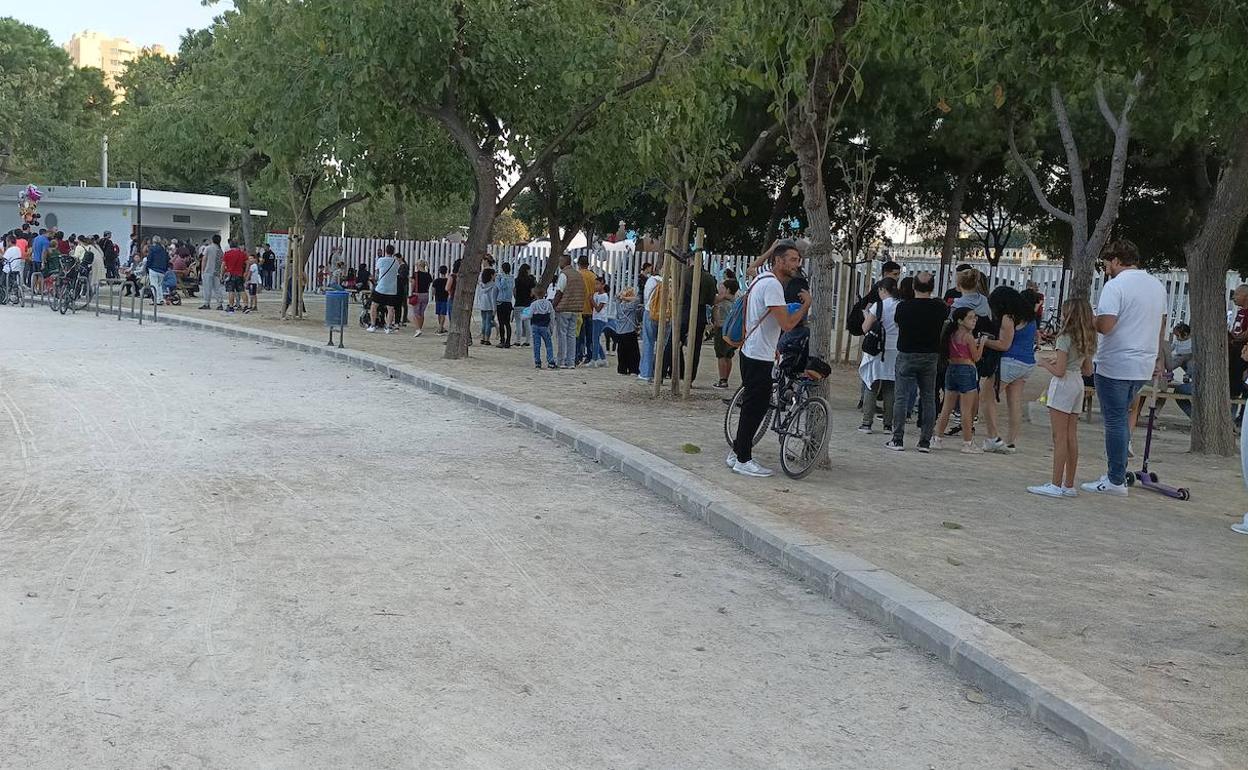 Cola para entrar al Gulliver, a primera hora de la tarde de este martes.