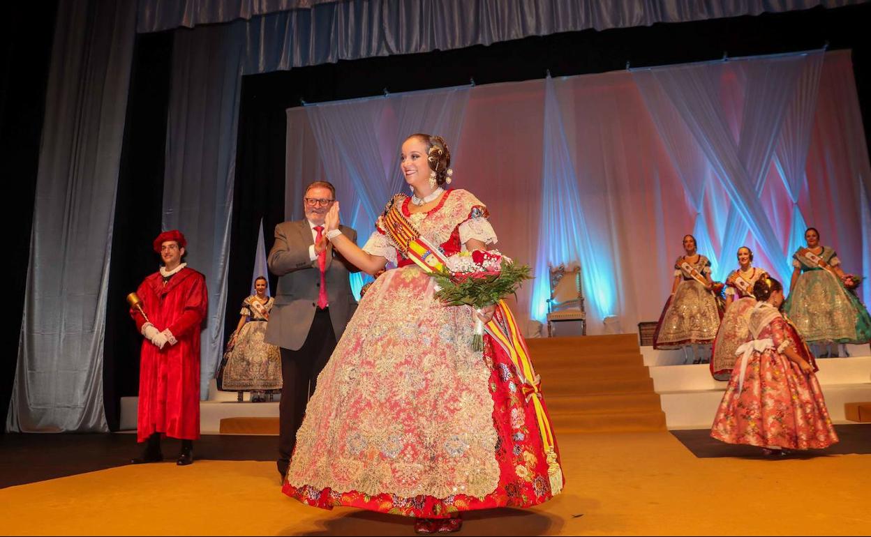 la fallera mayor de Torrent para 2023, Ana Mora, en su exaltación. 