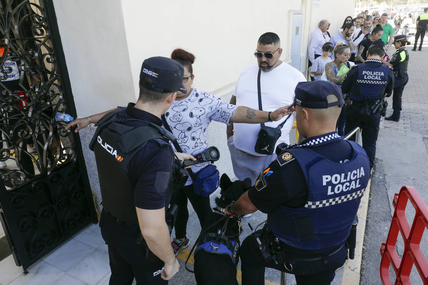 Fotos Torrent: La policía controla con perros y armas el acceso al cementerio de Torrent