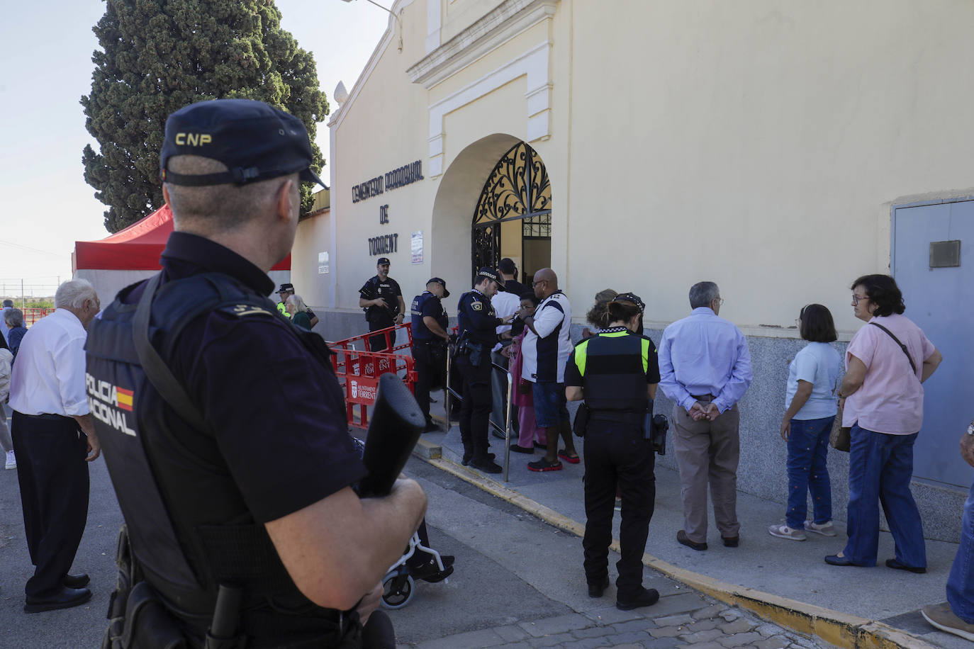 Fotos Torrent: La policía controla con perros y armas el acceso al cementerio de Torrent