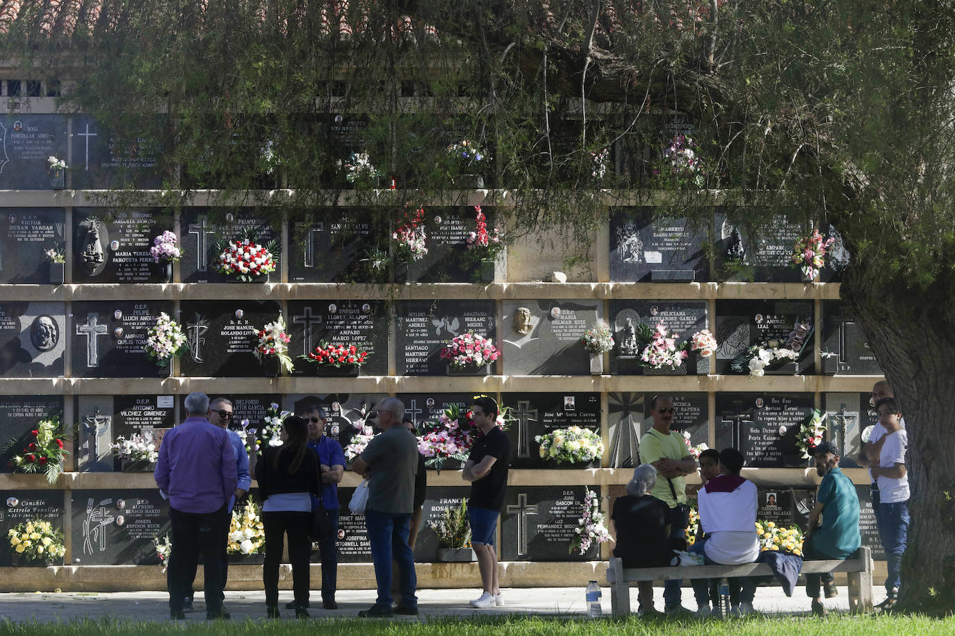 Fotos: Los visitantes del Cementerio General de Valencia en el Día de Todos los Santos