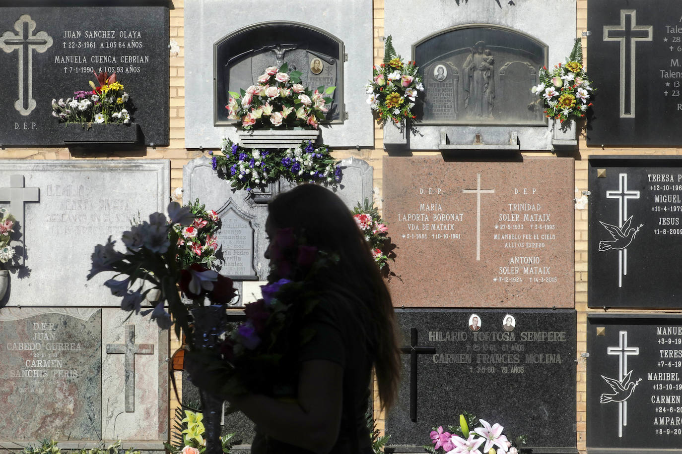 Fotos: Los visitantes del Cementerio General de Valencia en el Día de Todos los Santos