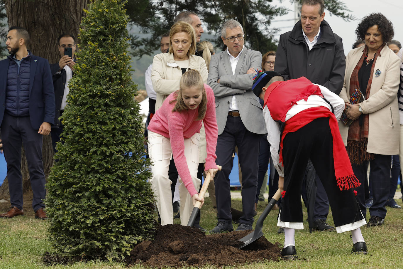 La princesa Leonor, plantando un árbol en su breve visita a Cadavedo 