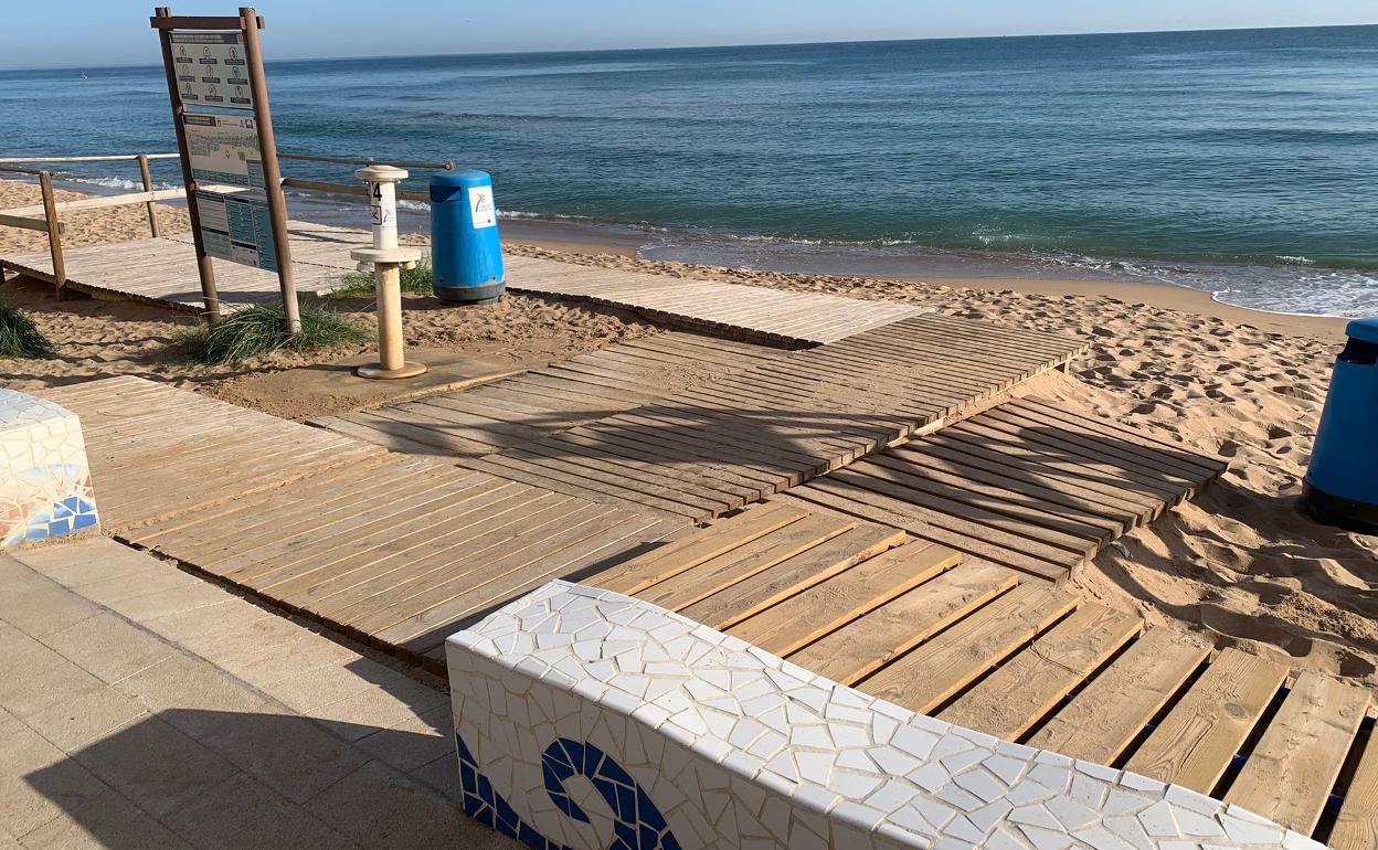 Uno de los tramos de la playa de Tavernes donde sólo hay espacio para las pasarelas de madera. 