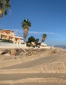 Imagen secundaria 2 - Diferentes tramos de la playa de Tavernes donde se está actuando. 