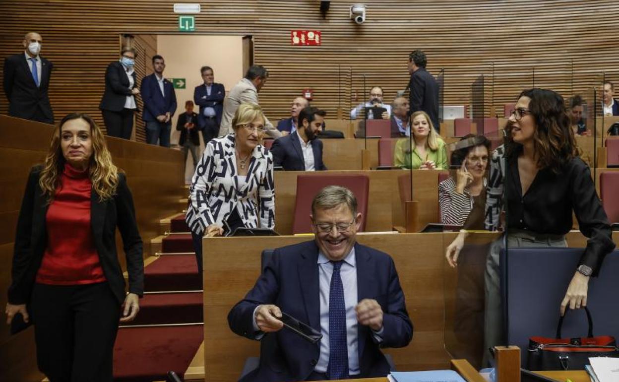 Miembros del Consell y diputados de la izquierda en Les Corts. 