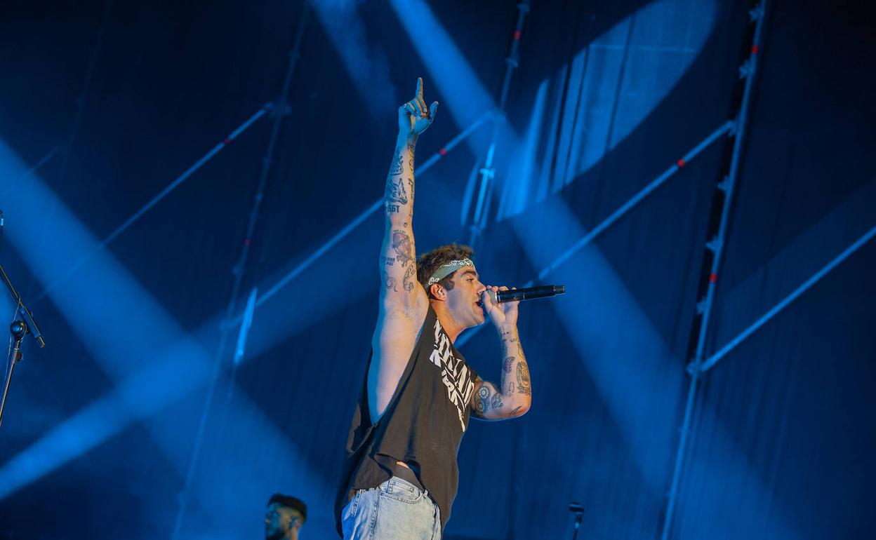 El canante Álvaro de Luna durante un concierto en Cádiz