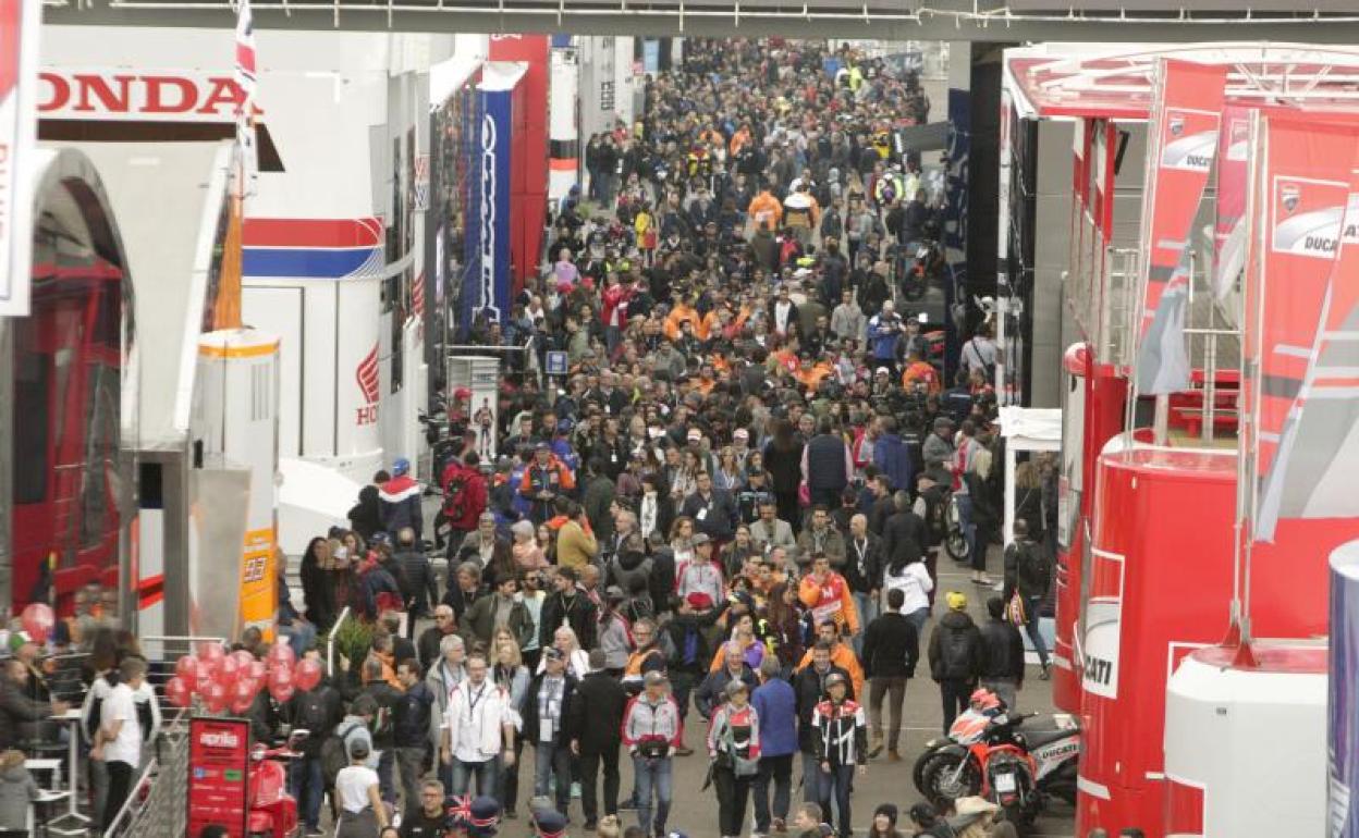 La afición pasea por el paddock. 