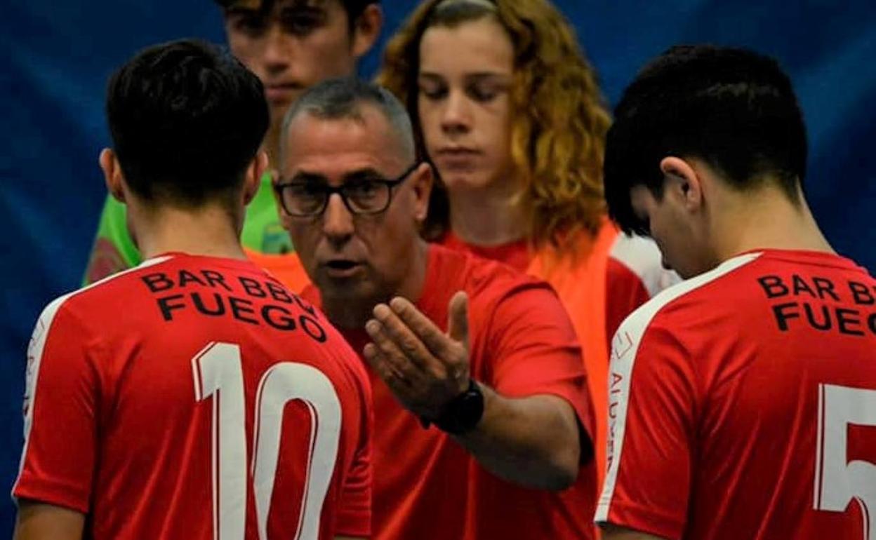 El entrenador del Paidos Mar Dénia, Paco Pastor,  hablando con sus chicos. 