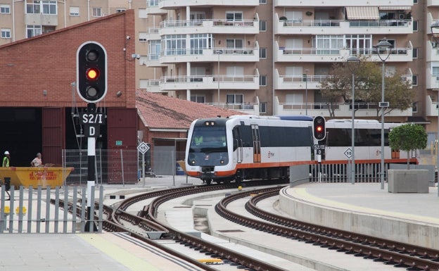 La locomotora entrando en la estación. 