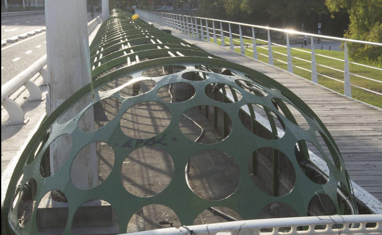 El puente de las Flores, sin plantas desde septiembre. 