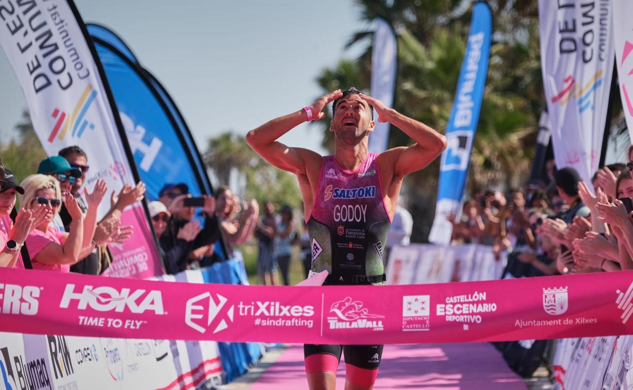 Godoy entra en la línea de mete del triatlón. 