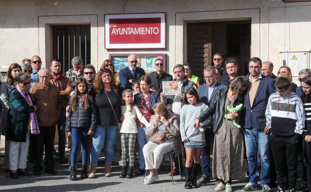 Dolor también en la concentración en el pueblo de Torrecaballeros, de donde eran sus abuelos y donde veraneaba la pequeña. 