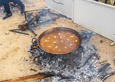 Imagen secundaria 1 - Los asistentes pudieron degustar las paellas preparadas por los chefs, algunas a leña, otras a gas. Hubo arroces secos y también melosos.