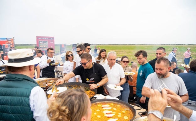 Imagen principal - Los asistentes pudieron degustar las paellas preparadas por los chefs, algunas a leña, otras a gas. Hubo arroces secos y también melosos.