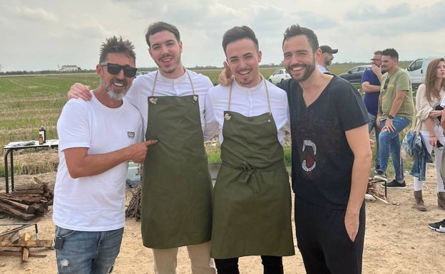 Imagen principal - Edu Torres con David Guapo y los cocineros Javi Sanz y Juan Sahuquillo, de Cañitas Maite. Abajo, Juanjo López, de la Tasquita de Enfrente, en Madrid, que cocinó un arroz carneroli de bonito en escabeche y aceitunas negras. A la derecha, la actriz Belén López con Nacho Lurbe.