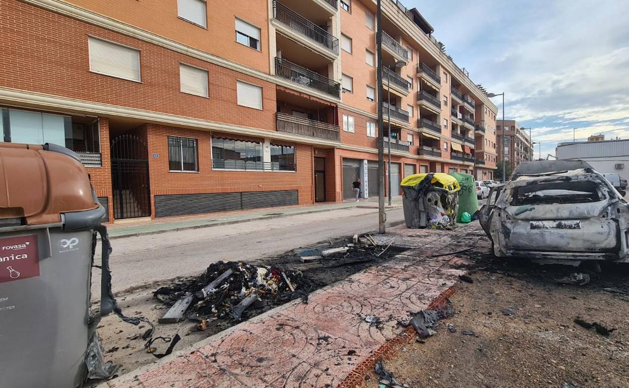 Uno de los contenedores quemados  que afectó a varios vehículo. 