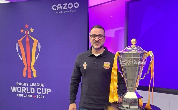 El presidente, Tony Palacios, junto al trofeo que levantará el vencedor en Inglaterra 