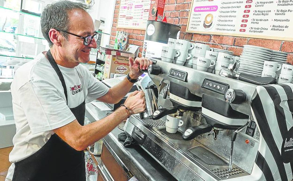 Miguel, autónomo propietario de una cafetería. 