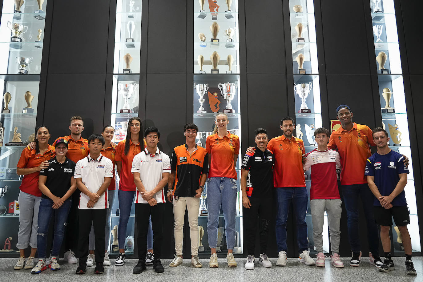 Fotos: Los pilotos saltan a la cancha en l&#039;Alqueria del Basket