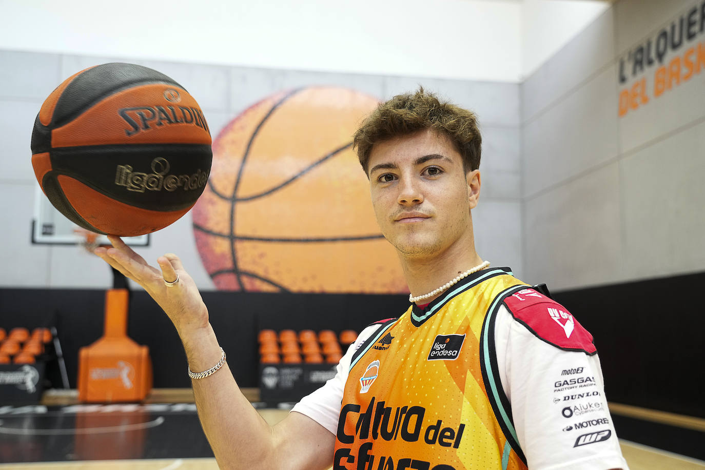 Fotos: Los pilotos saltan a la cancha en l&#039;Alqueria del Basket