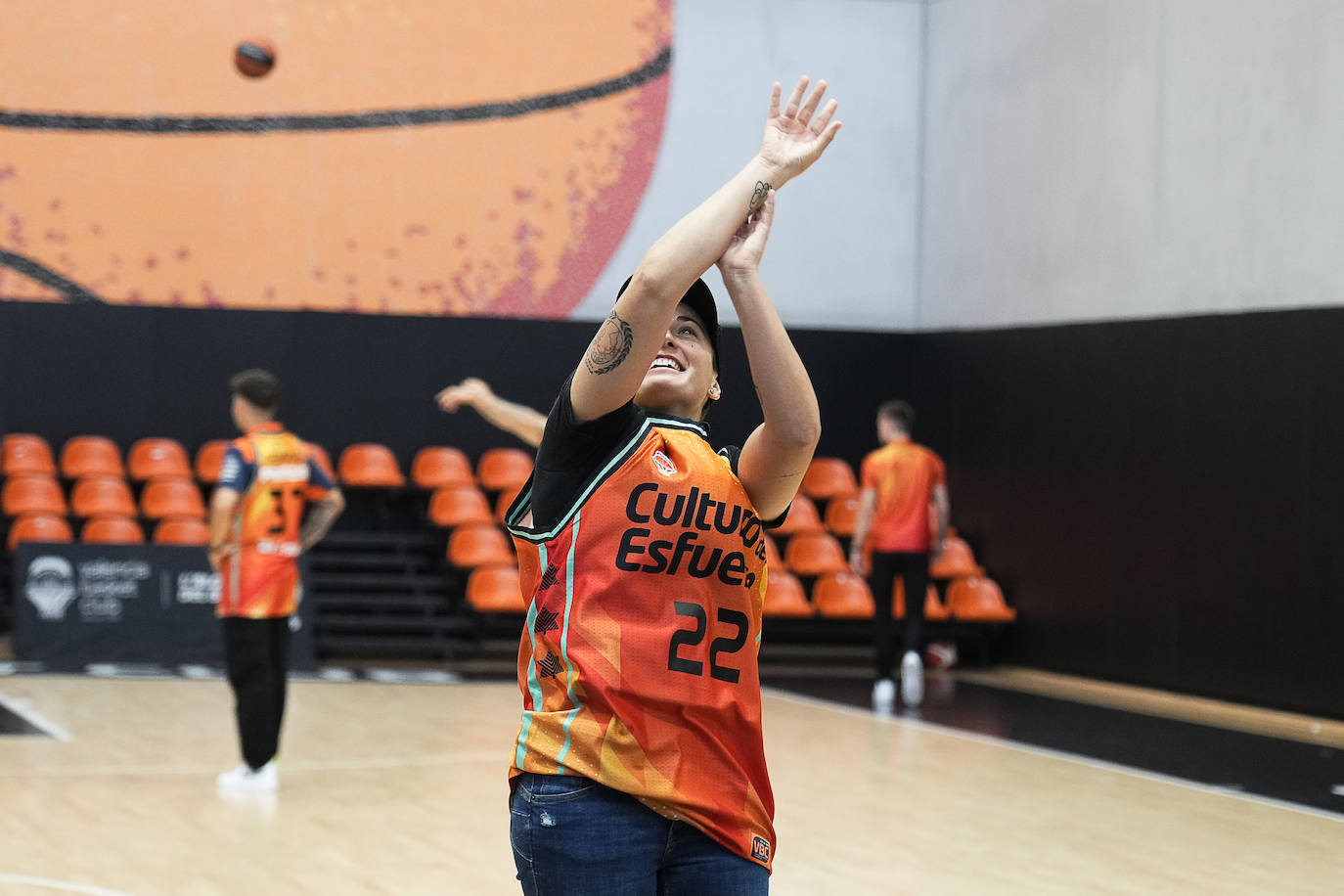 Fotos: Los pilotos saltan a la cancha en l&#039;Alqueria del Basket