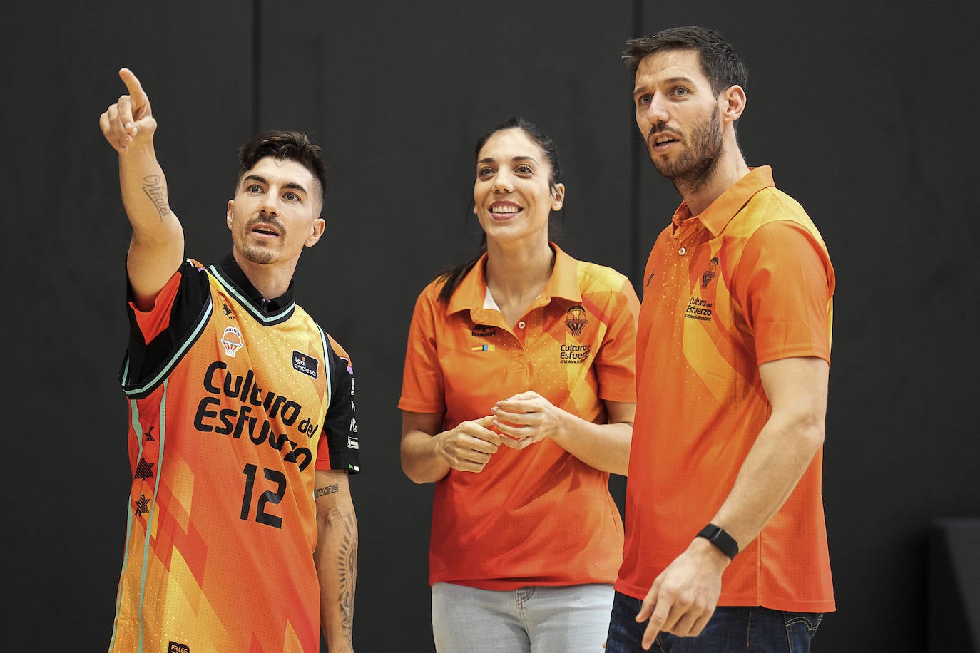 Fotos: Los pilotos saltan a la cancha en l&#039;Alqueria del Basket