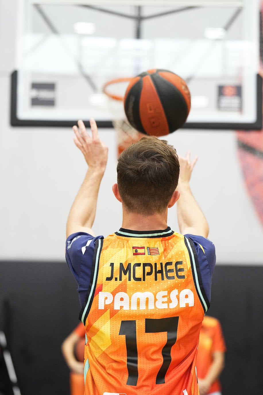 Fotos: Los pilotos saltan a la cancha en l&#039;Alqueria del Basket