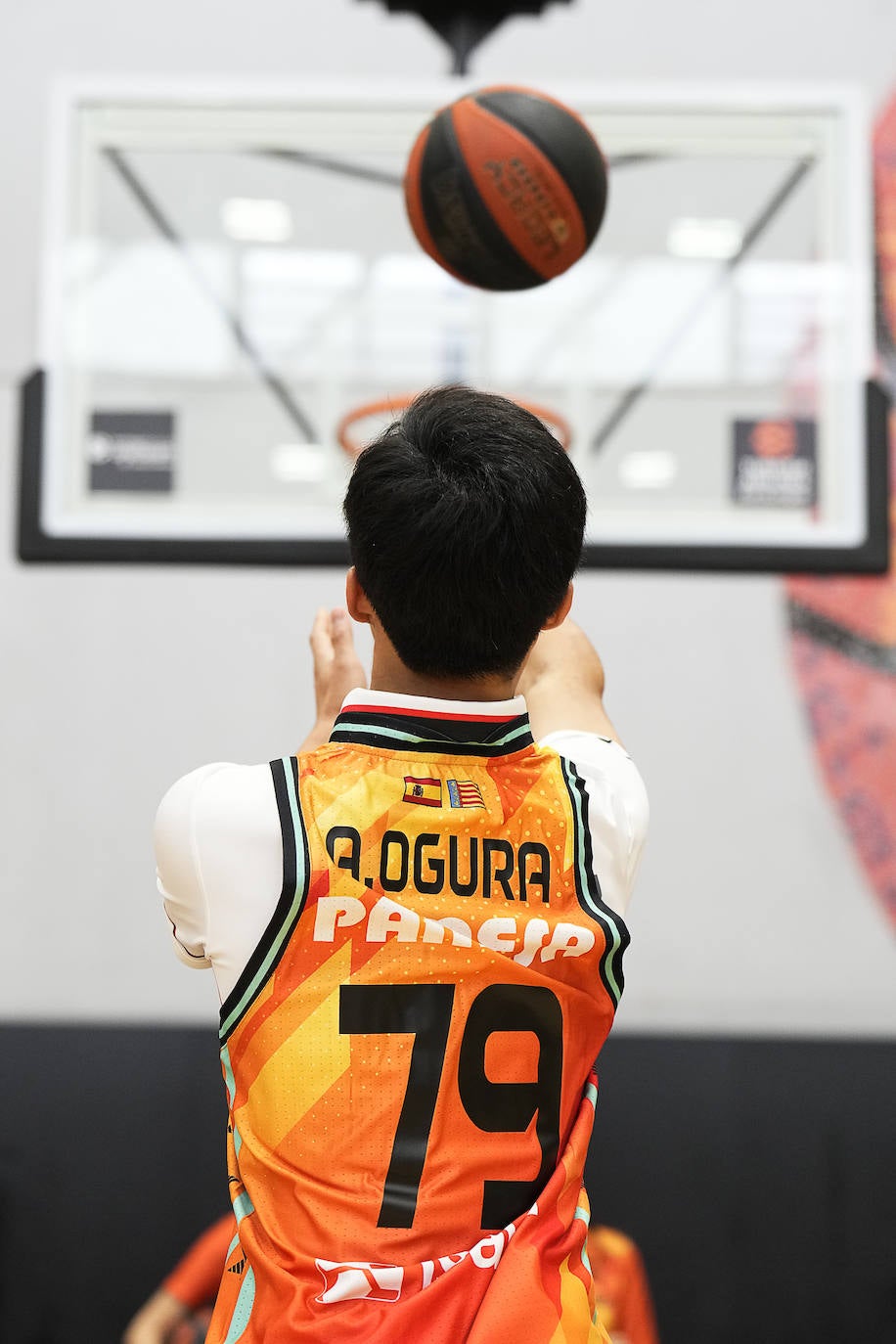 Fotos: Los pilotos saltan a la cancha en l&#039;Alqueria del Basket