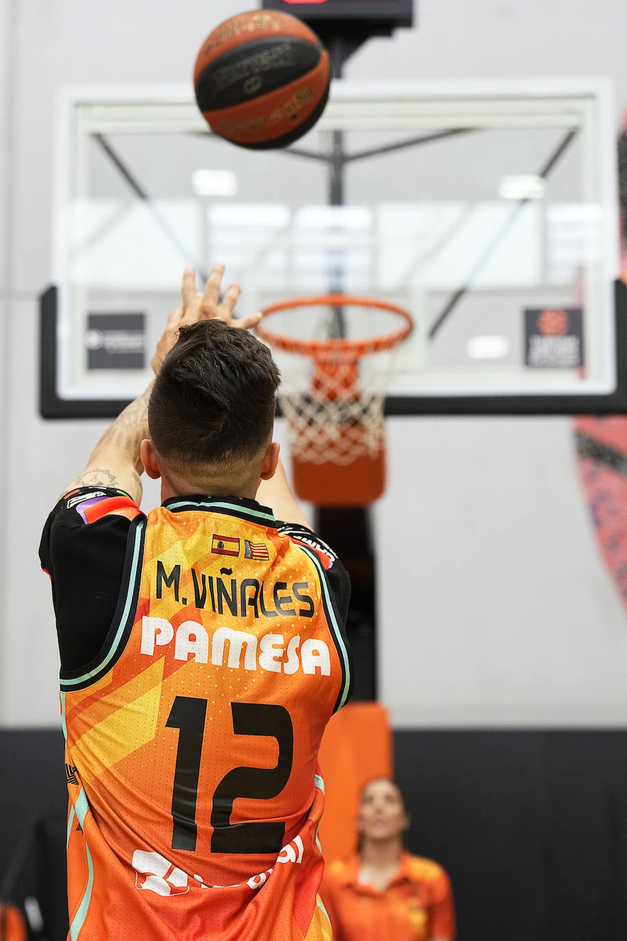 Fotos: Los pilotos saltan a la cancha en l&#039;Alqueria del Basket