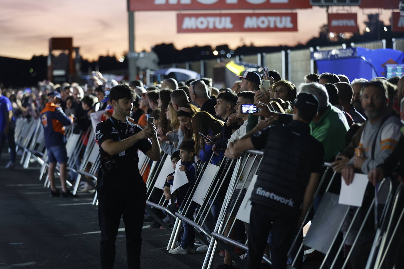 Fotos: El Ricardo Tormo vibra con un &#039;Pit Walk&#039; multitudinario