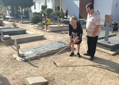 Imagen secundaria 1 - El diputado Ramiro Rivera y el presidente del Grupo para la Recuperación de la Memoria Histórica en la CV, Matías Alonso, con los familiares de Alabort (arriba) y la hija inicia simbólicamente las excavaciones (bajo). 