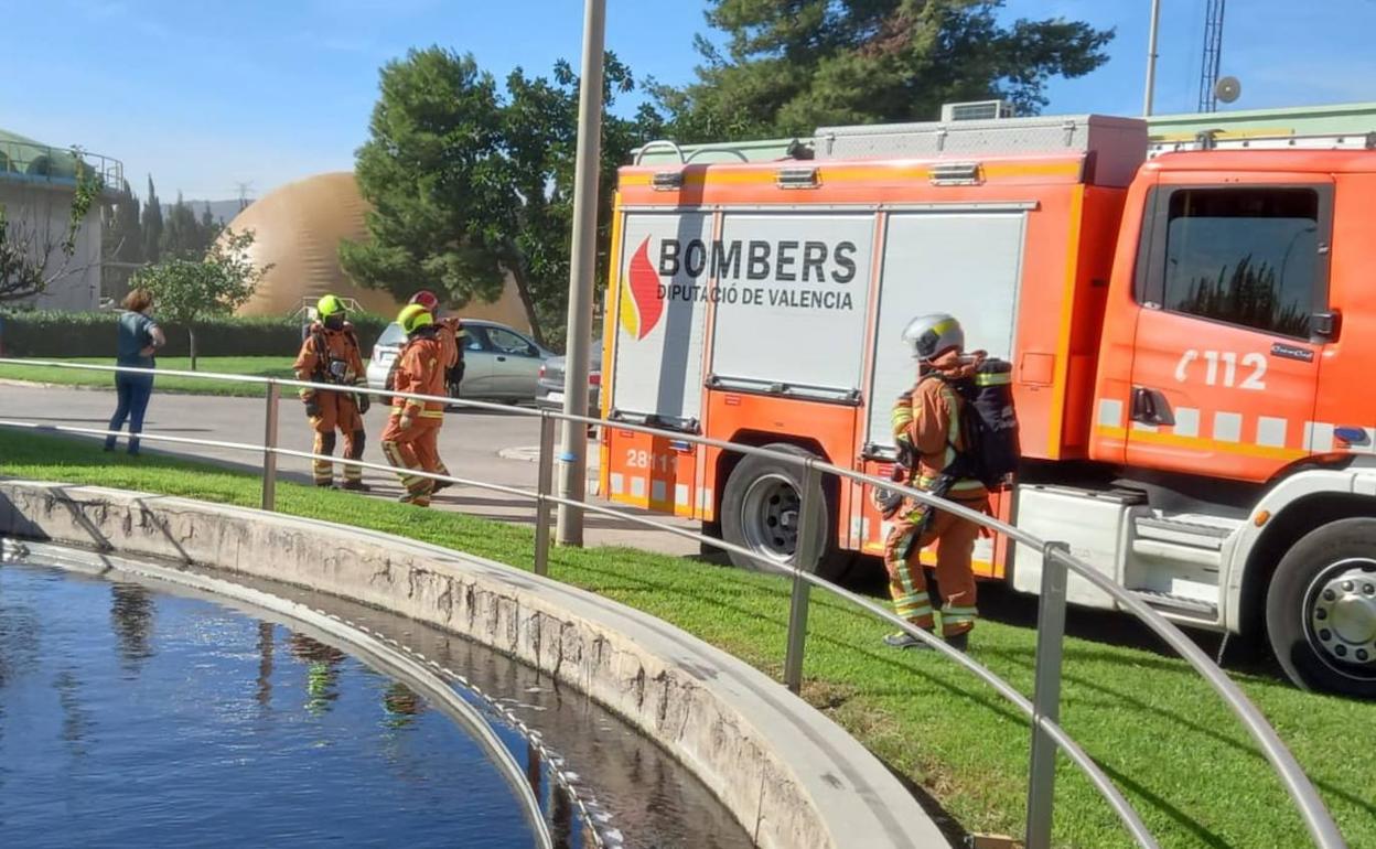 Los bomberos han acudido a la depuradora. 