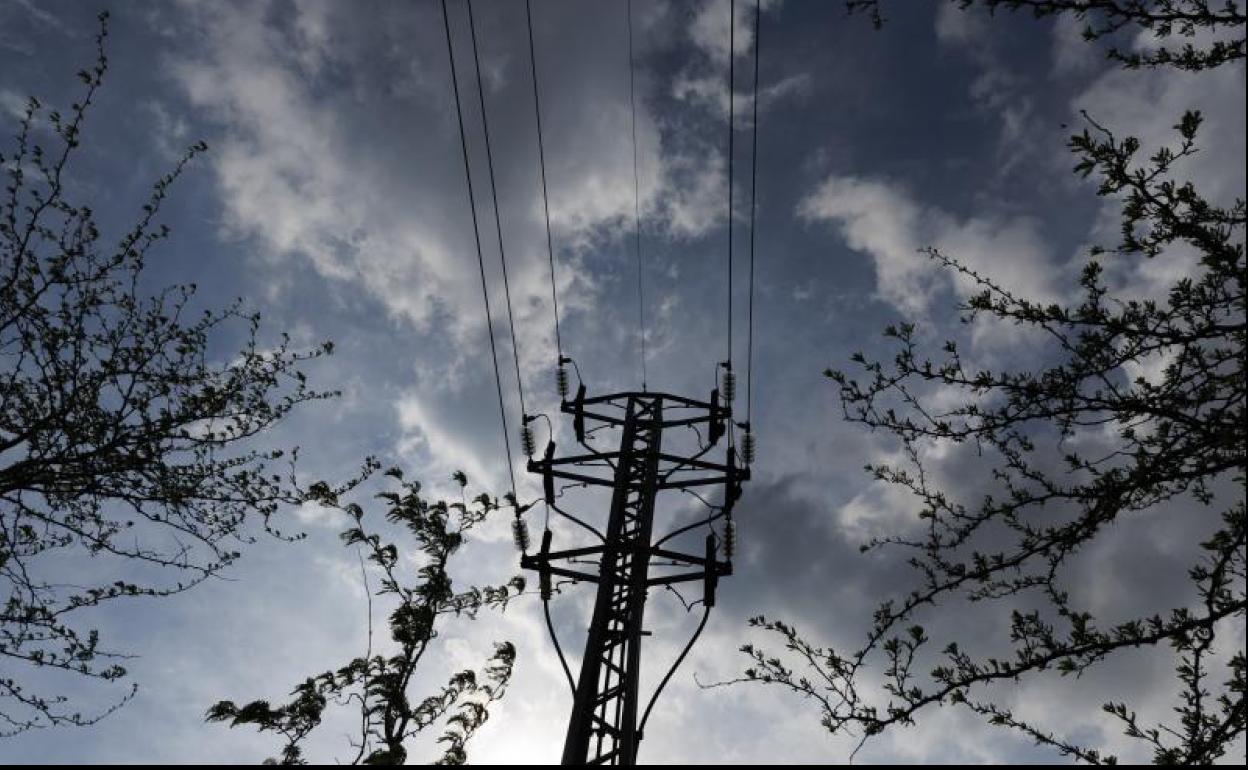 Una torre eléctrica de alta tensión.