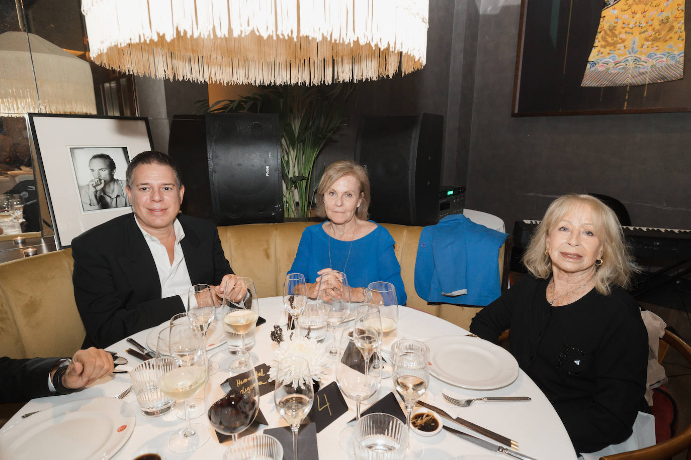 Hannibal Laguna también estuvo presente en la cena, sentado al lado de Paloma Barrientos.