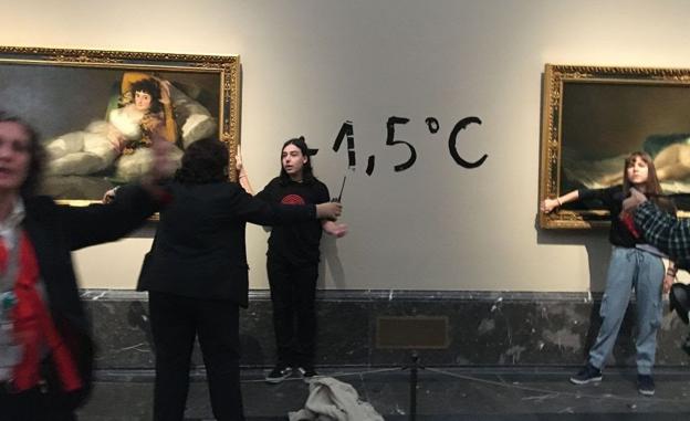 Las dos activistas ecológicas pegadas a los marcos de los cuadros de Goya en el Museo del Prado.