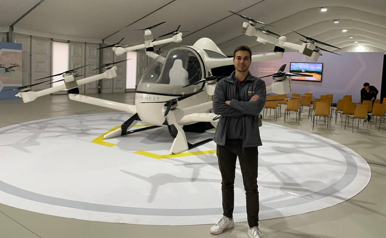 El ingeniero Lucas Bernácer con el prototipo de eVTOL que se expone en diferentes eventos especializados. 