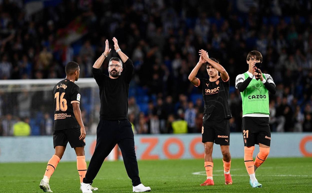 Gattuso y los jugadores aplauden a los aficionados valencianistas que fueron a San Sebastián. 