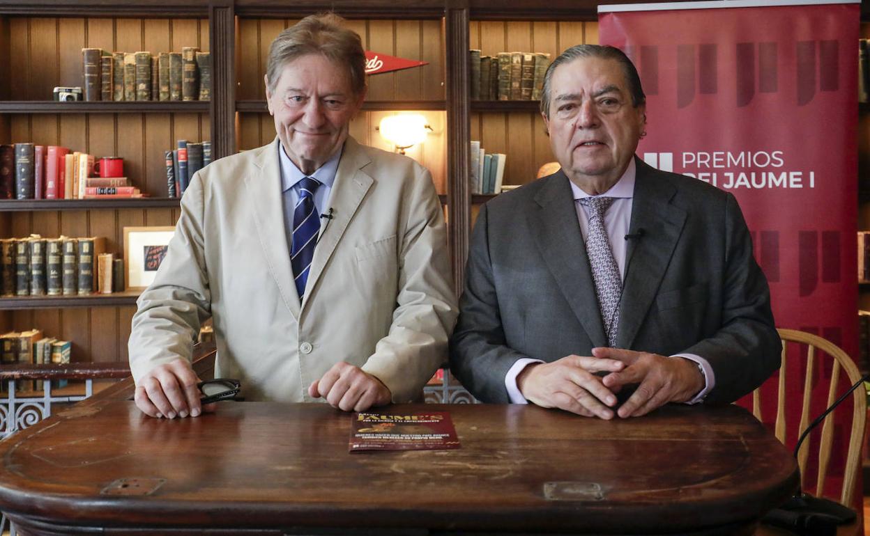 Vicente Boluda y Javier Quesada, en la presentación de las novedadaes para la proxima edicion de los Premios Rei Jaume I.