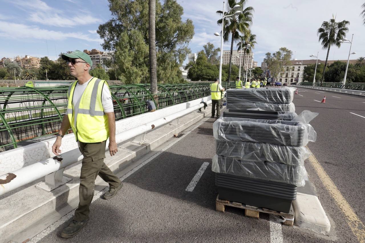 Fotos: El Ayuntamiento de Valencia comienza la puesta en marcha del puente de las Flores