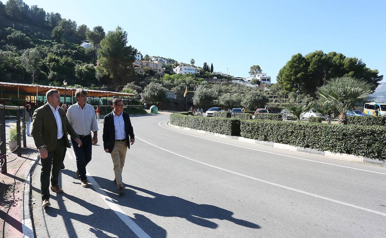 El alcalde de Benidoleig flanqueado por Morant y Rosello,  en la carretera CV-733. 