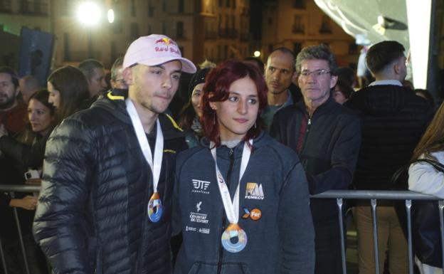 Lucía Sempere junto al vencedor masculino, Alberto Ginés 