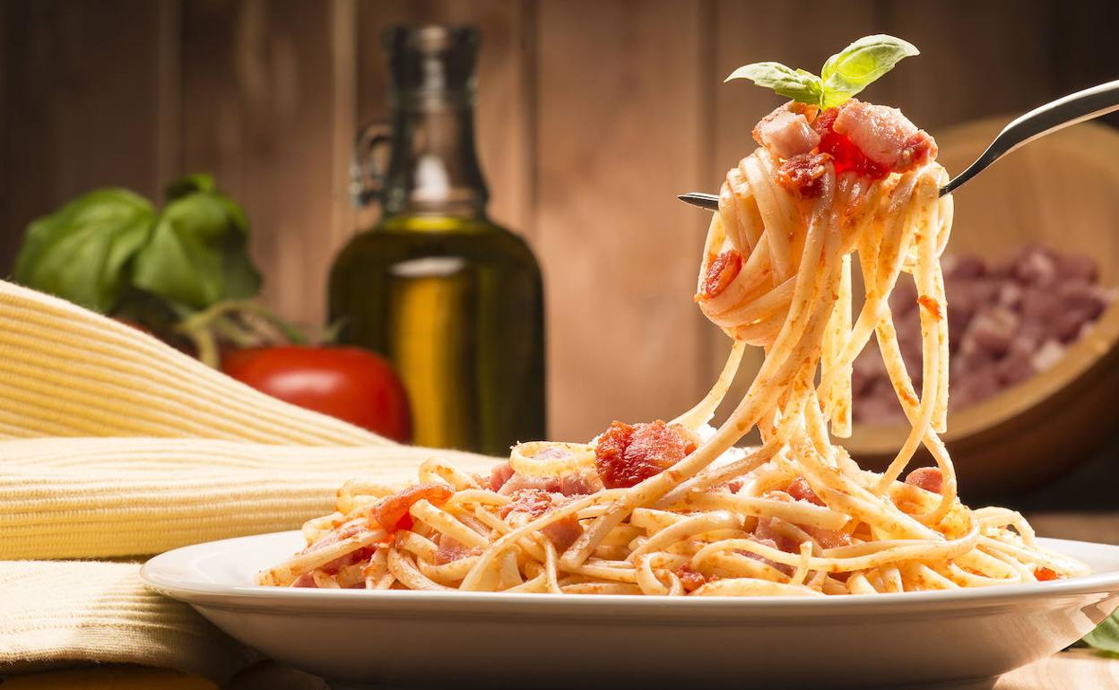 Muchos hogares españoles añaden aceite al cocinar pasta en una cacerola. 